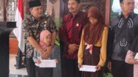 Bupati Semarang Ngesti Nugraha menyerahkan santunan kepada anak yatim piatu 19 Juni 2026 (foto: Pemkab Semarang) Bupati Semarang Ngesti Nugraha menyerahkan santunan kepada anak yatim piatu 19 Juni 2026 (foto: Pemkab Semarang)