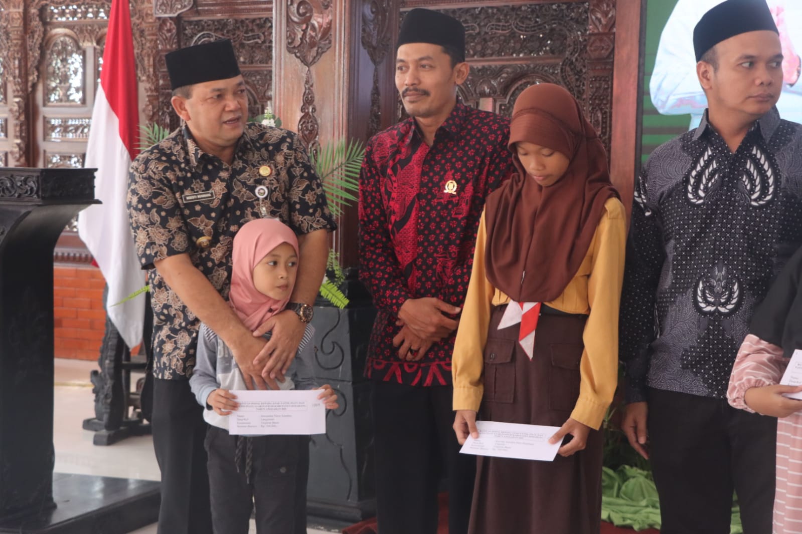 Bupati Semarang Ngesti Nugraha menyerahkan santunan kepada anak yatim piatu 19 Juni 2026 (foto: Pemkab Semarang) Bupati Semarang Ngesti Nugraha menyerahkan santunan kepada anak yatim piatu 19 Juni 2026 (foto: Pemkab Semarang)