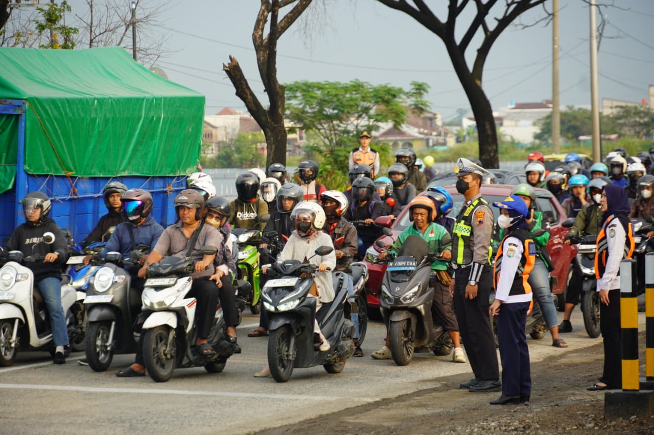 Pemkab Kendal mulai mengoperasikan traffic light di pintu masuk Kawasan Industri Kendal (foto: Pemkab Kendal)