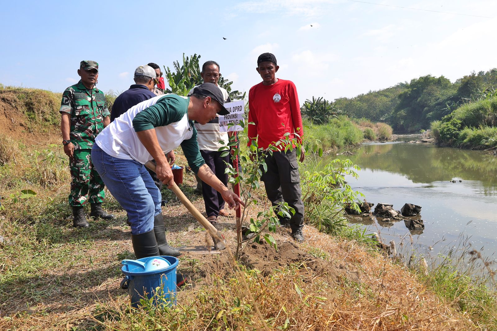 Ketua DPRD Jateng Sumanto memimpin gerakan Merawat Pertiwi di Desa Dayu, 13 Juni 2026 (foto: DPRD Jateng)