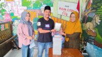 Pengurus Snex mendistribusikan buku Iqro gratis ke TPQ jelang acara santunan anak yatim Juli 2026 (foto: Snex) Pengurus Snex mendistribusikan buku Iqro gratis ke TPQ jelang acara santunan anak yatim Juli 2026 (foto: Snex)