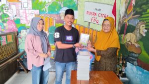 Pengurus Snex mendistribusikan buku Iqro gratis ke TPQ jelang acara santunan anak yatim Juli 2026 (foto: Snex)