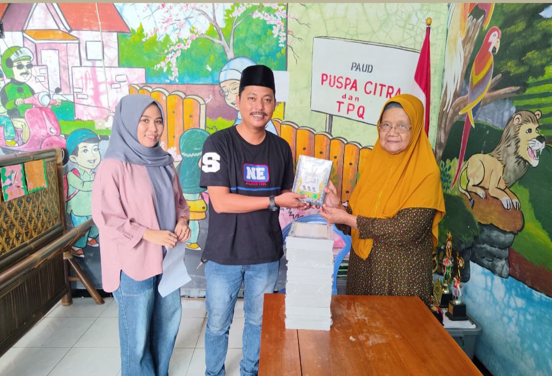 Pengurus Snex mendistribusikan buku Iqro gratis ke TPQ jelang acara santunan anak yatim Juli 2026 (foto: Snex)