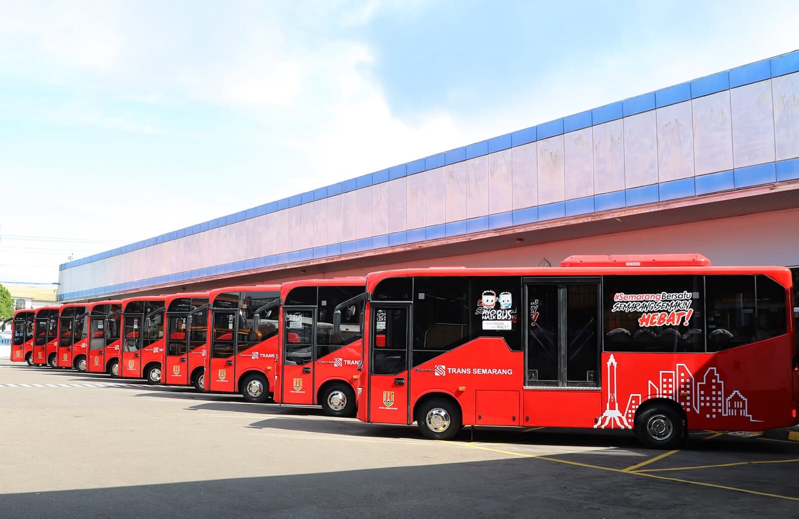 Tampilan bus baru Trans Semarang jenis Touristo yang baru tiba untuk melayani Koridor II (foto: Trans Semarang)