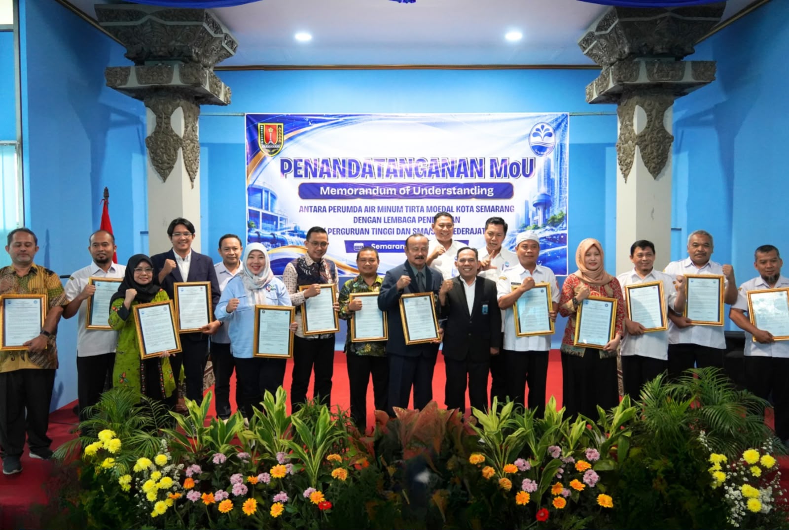PDAM Tirta Moedal Kota Semarang bersama jajaran rektorat dan kepala sekolah usai menandatangani MoU kerja sama di Kantor PDAM Tirta Moedal, Semarang, Rabu 24 Juni 2026 (foto: PDAM Tirta Moedal Kota Semarang)