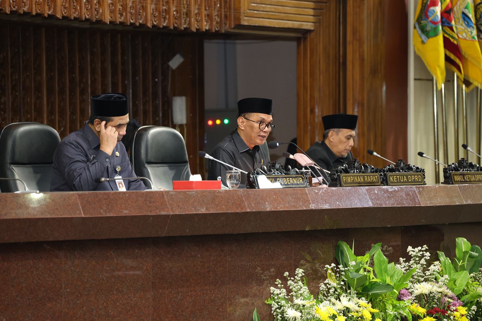 Ketua DPRD Jateng Sumanto memimpin Rapat Paripurna dengan agenda pembahasan Raperda Perlindungan Tenaga Kerja Informal (foto: DPRD Jateng)