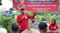 Ketua DPRD Jateng Sumanto menanam pohon penyimpan air di bantaran sungai Delingan Karanganyar (foto: DPRD Jateng)