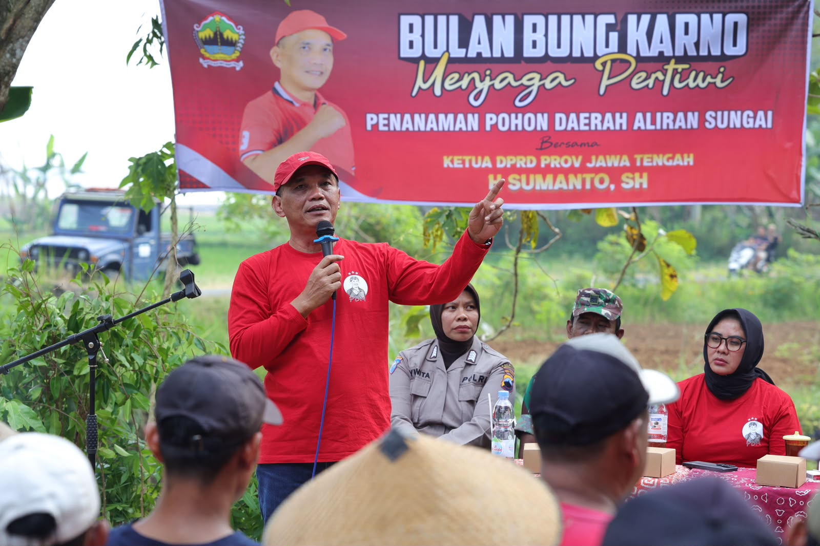 Ketua DPRD Jateng Sumanto menanam pohon penyimpan air di bantaran sungai Delingan Karanganyar (foto: DPRD Jateng)