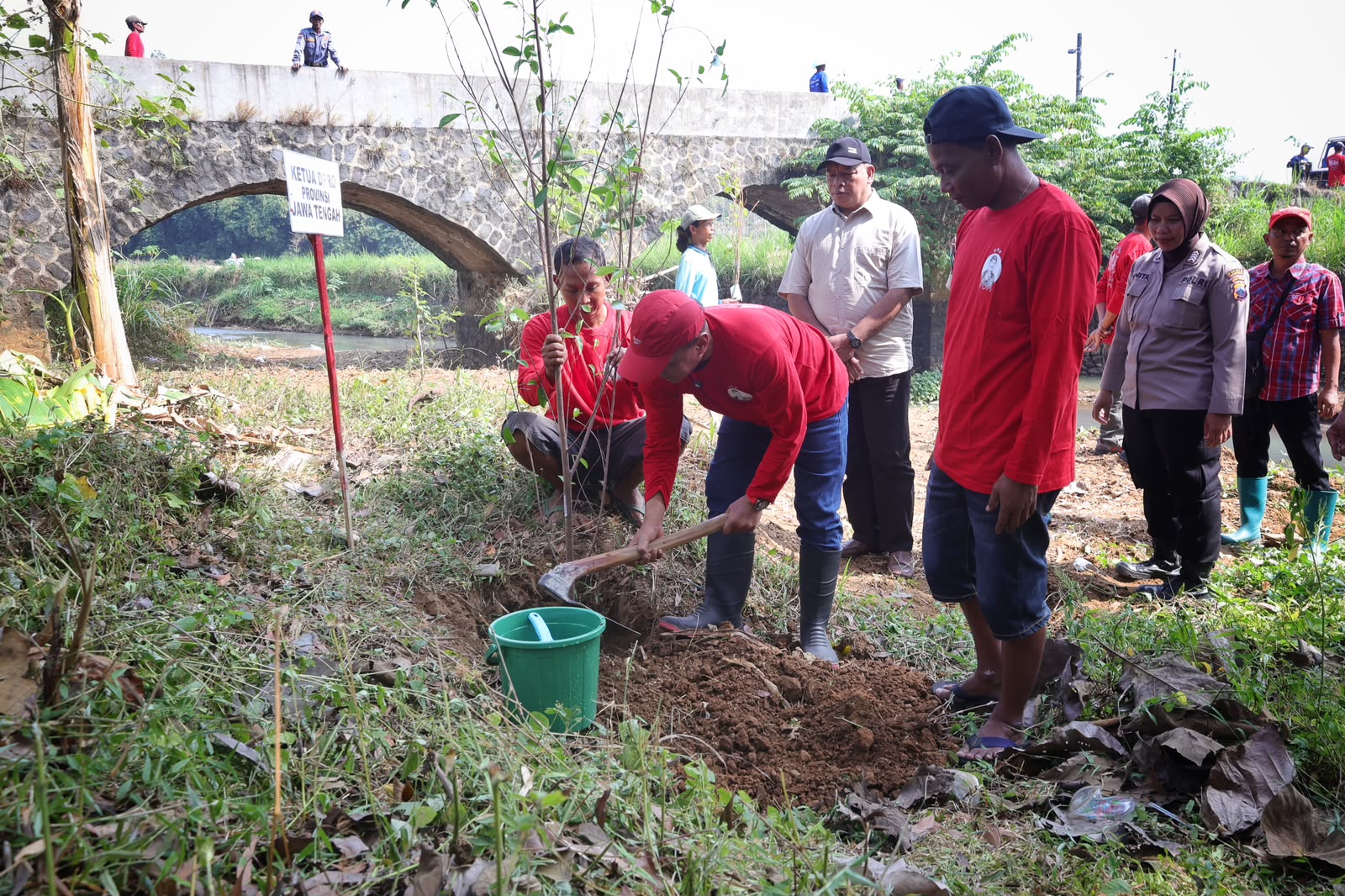 Ketua DPRD Jateng Sumanto menanam pohon penyimpan air di bantaran sungai Delingan Karanganyar (foto: DPRD Jateng)