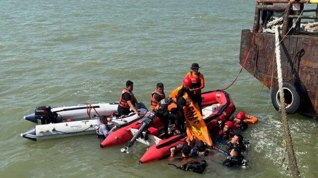 Tim SAR gabungan melakukan pencarian korban tenggelam di dermaga Pelabuhan Kaliwungu Kendal, Jumat 26 Juni 2026 (Basarnas Semarang)