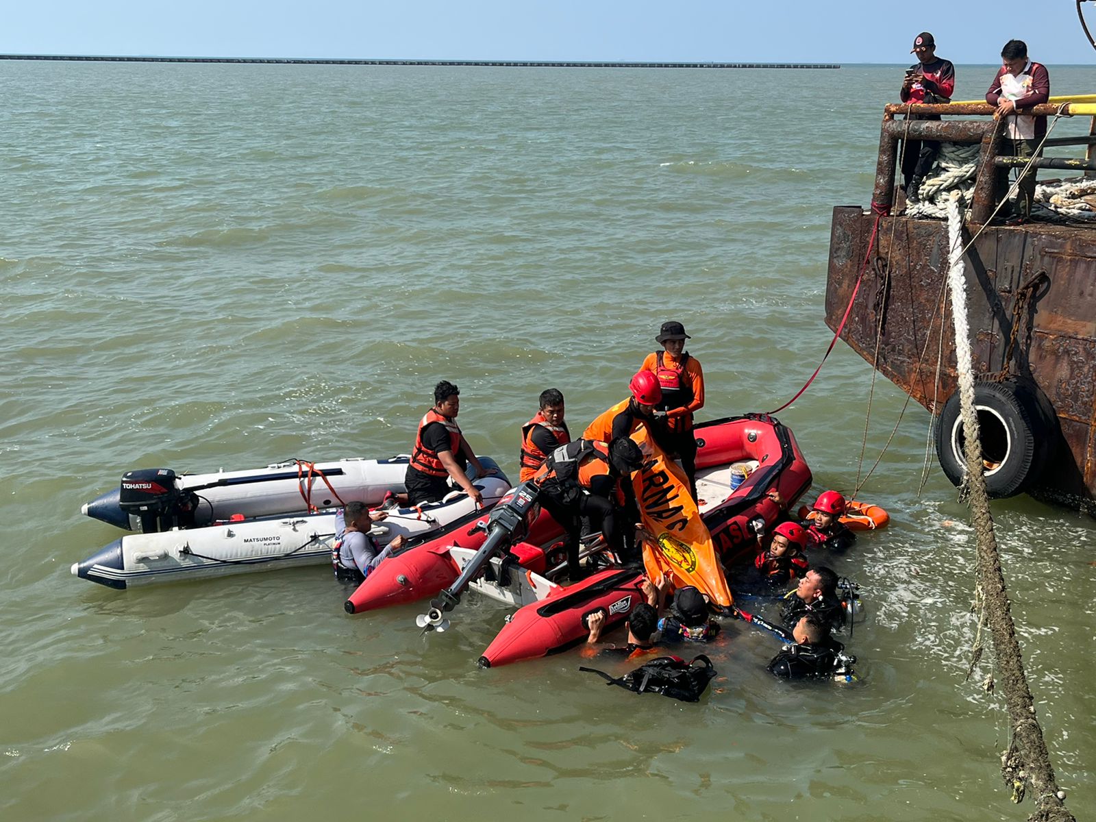 Tim SAR gabungan melakukan pencarian korban tenggelam di dermaga Pelabuhan Kaliwungu Kendal, Jumat 26 Juni 2026 (Basarnas Semarang)