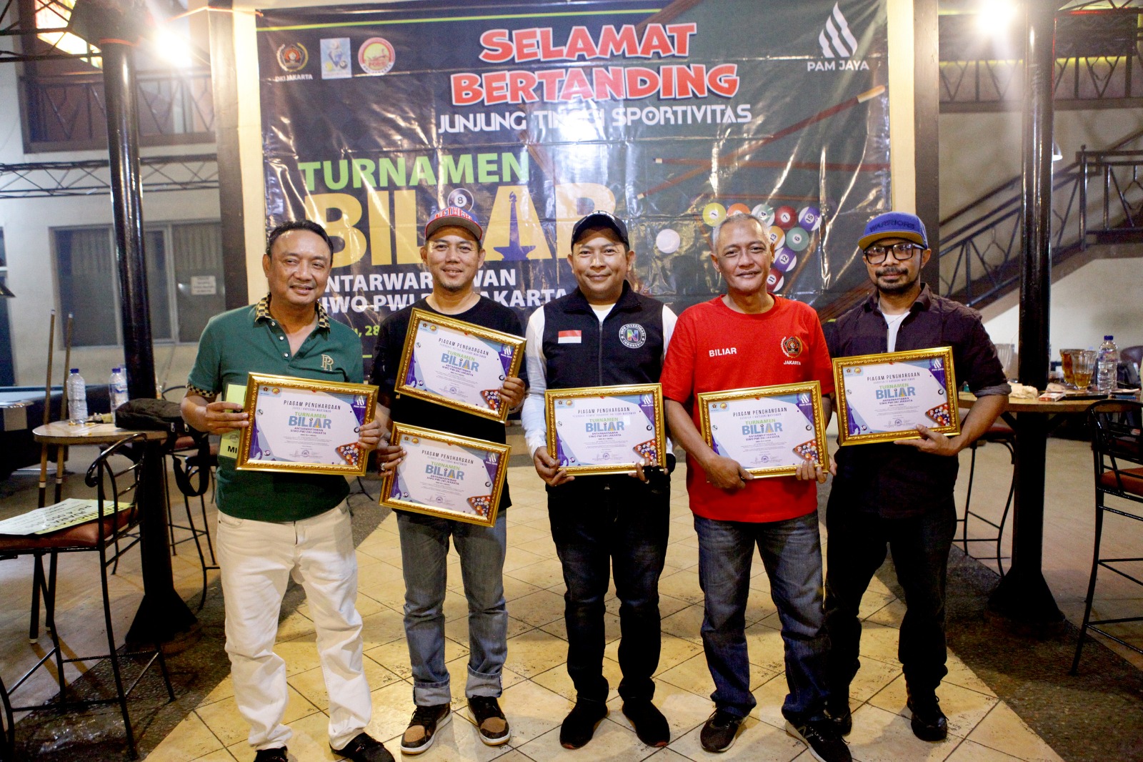 Para Juara di Turnamen Biliar Siwo PSWI DKI Jakarta. (matasemarang.com/Lia Dina)