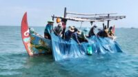 Nelayan menangkap ikan teri nasi untuk ekspor (foto: Undip)