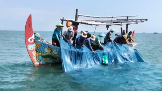 Nelayan menangkap ikan teri nasi untuk ekspor (foto: Undip)