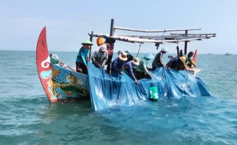 Nelayan menangkap ikan teri nasi untuk ekspor (foto: Undip)