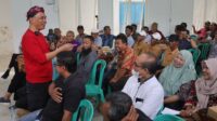 Ketua DPRD Jateng Sumanto berdialog dengan petani dalam Temu Tani di Karanganyar (foto: DPRD Jateng)