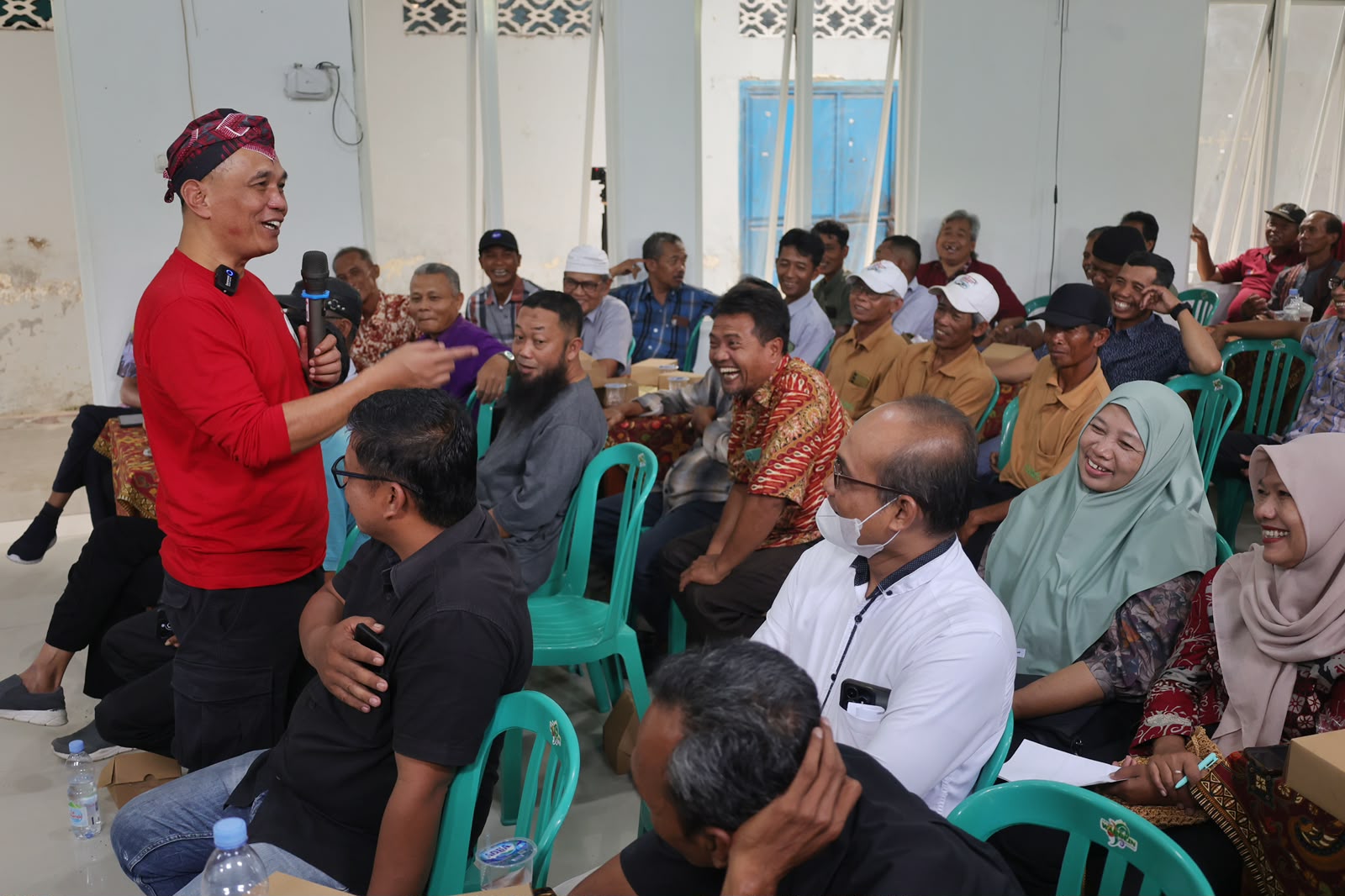 Ketua DPRD Jateng Sumanto berdialog dengan petani dalam Temu Tani di Karanganyar (foto: DPRD Jateng)