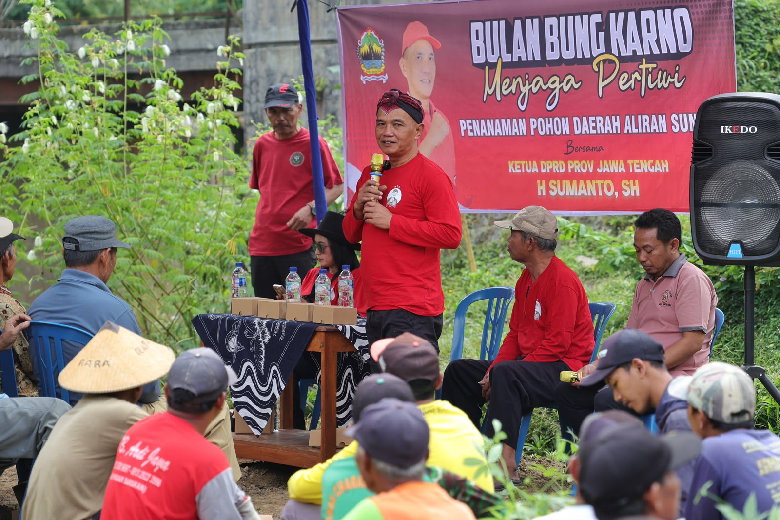 Ketua DPRD Jateng Sumanto memimpin penanaman pohon penyimpan air di Desa Girilayu (foto: DPRD Jateng)