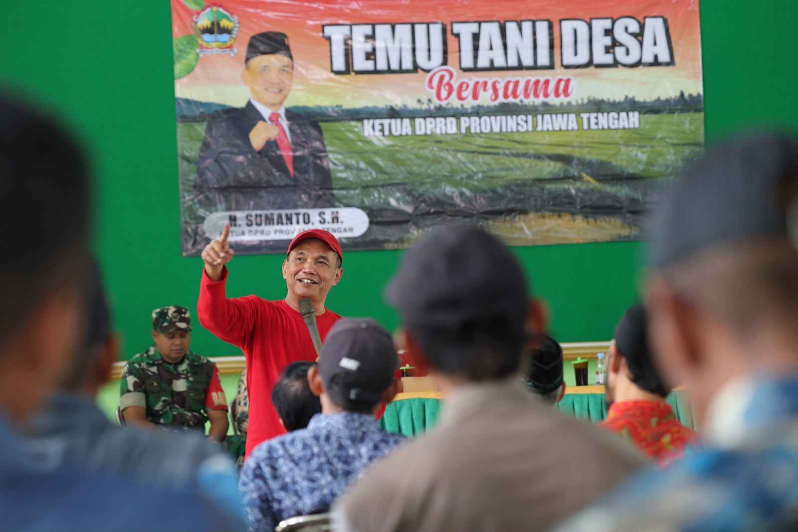 Ketua DPRD Jateng Sumanto berdialog dengan petani dalam Temu Tani di Kelurahan Lalung (DPRD Jateng)