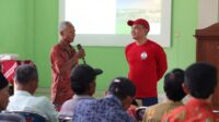 Ketua DPRD Jateng Sumanto berdialog dengan petani dalam Temu Tani di Kelurahan Lalung (DPRD Jateng)