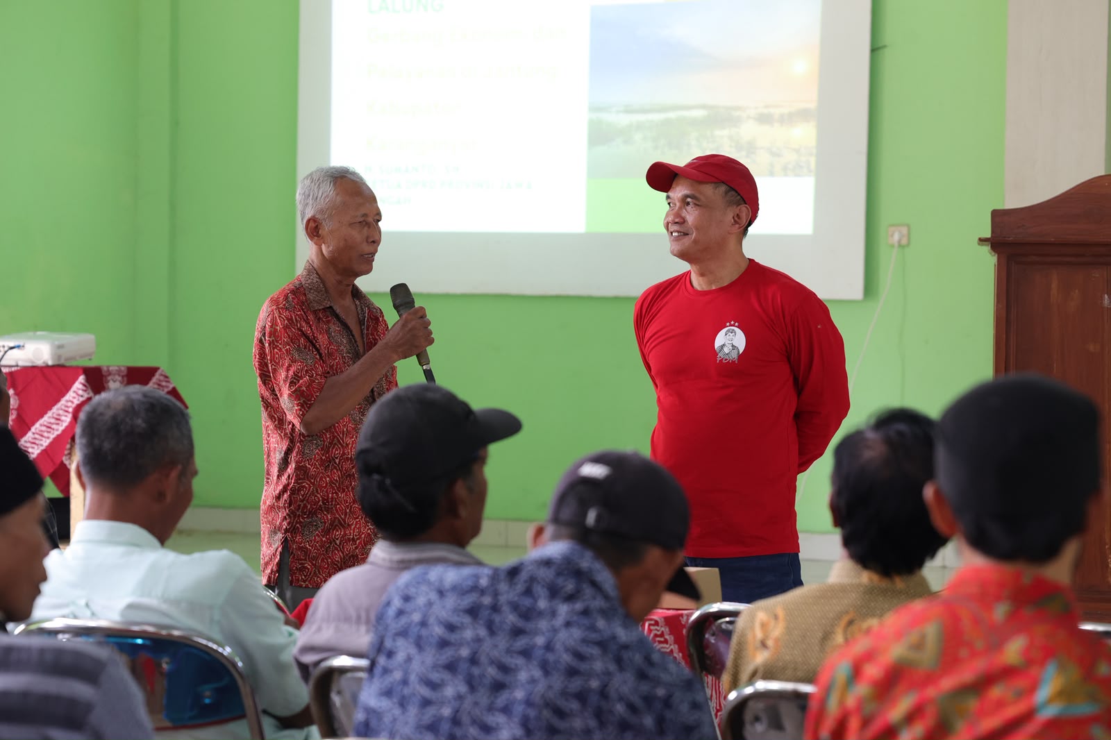 Ketua DPRD Jateng Sumanto berdialog dengan petani dalam Temu Tani di Kelurahan Lalung (DPRD Jateng)