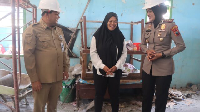 Kapolres Semarang AKBP Ratna Quratul Ainy bersama Bupati Ngesti Nugraha meninjau rumah warga penerima bantuan (foto: Pemkab Semarang)