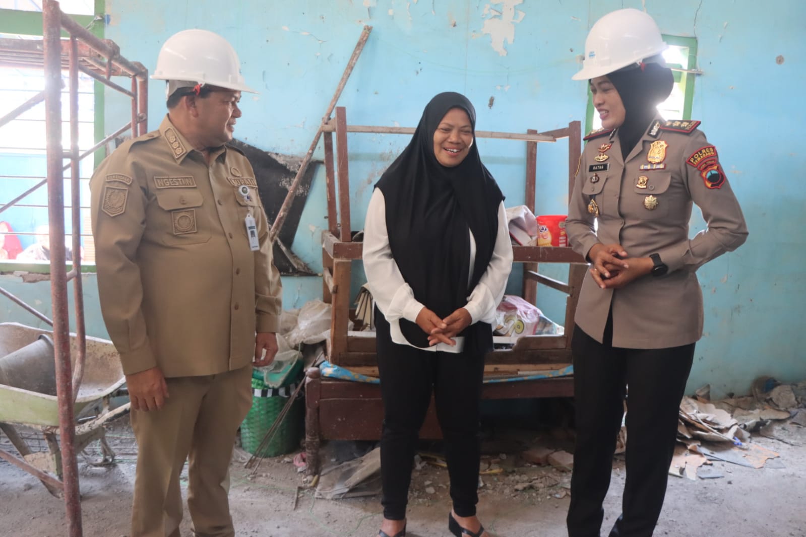 Kapolres Semarang AKBP Ratna Quratul Ainy bersama Bupati Ngesti Nugraha meninjau rumah warga penerima bantuan (foto: Pemkab Semarang)