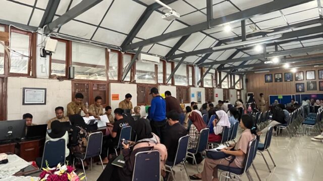 suasana posko SPMB 2026 di Dinas Pendidikan Kota semarang. (matasemarang.com/Lia Dina)