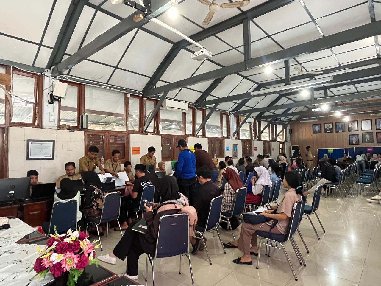 suasana posko SPMB 2026 di Dinas Pendidikan Kota semarang. (matasemarang.com/Lia Dina)