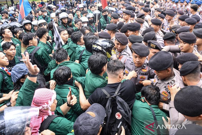 aksi-unjuk-rasa-mahasiswa-di-jakarta-2805895