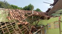 Atap ruang kelas V MI An-Nur Semarang roboh 16 Juni 2026 (foto: Polsek Pedurungan)