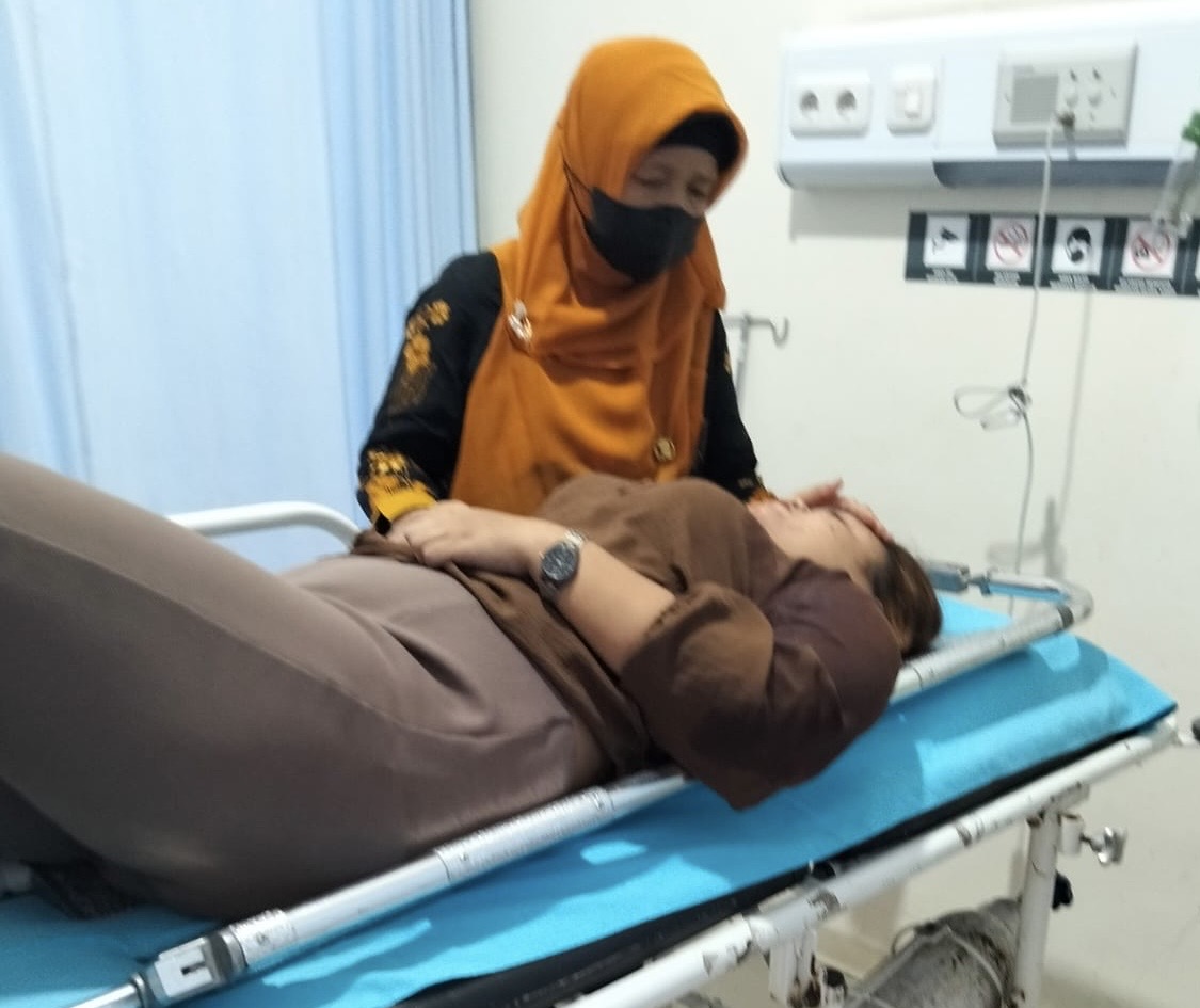 Seorang istri menjadi korban penusukan di SDN 2 Kalipancur Semarang, Jumat 19 Juni 2026