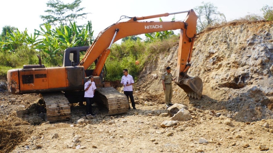 Excavator yang ditemukan saat sidak penambangan ilegal di Mayong (Pemkab Jepara)
