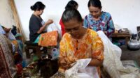 Perajin batik Pekalongan tetap berkreasi meski harga bahan baku naik (foto: Pemkot Pekalongan)