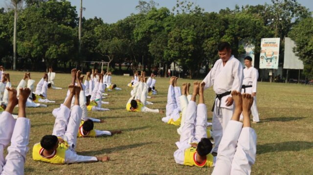 Personel Polres Pekalongan Kota mengikuti ujian bela diri Polri berkala di Lapangan Mataram (foto: Pemkot Pekalongan)