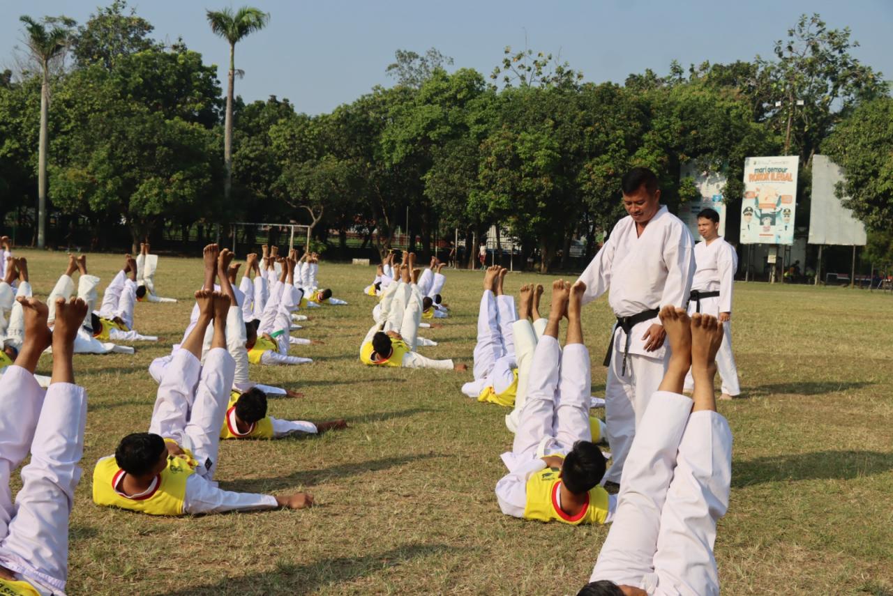 Personel Polres Pekalongan Kota mengikuti ujian bela diri Polri berkala di Lapangan Mataram (foto: Pemkot Pekalongan) Personel Polres Pekalongan Kota mengikuti ujian bela diri Polri berkala di Lapangan Mataram (foto: Pemkot Pekalongan)