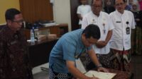 Wali Kota Pekalongan Afzan Arslan Djunaid bersama Direktur Poltekkes Kemenkes Semarang Bedjo Santoso menandatangani kerja sama peningkatan kualitas kesehatan masyarakat Jumat 26 Juni 2026 (foto: Pemkot Pekalongan)