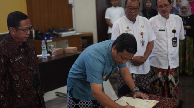 Wali Kota Pekalongan Afzan Arslan Djunaid bersama Direktur Poltekkes Kemenkes Semarang Bedjo Santoso menandatangani kerja sama peningkatan kualitas kesehatan masyarakat Jumat 26 Juni 2026 (foto: Pemkot Pekalongan)
