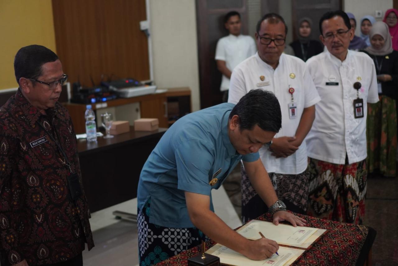 Wali Kota Pekalongan Afzan Arslan Djunaid bersama Direktur Poltekkes Kemenkes Semarang Bedjo Santoso menandatangani kerja sama peningkatan kualitas kesehatan masyarakat Jumat 26 Juni 2026 (foto: Pemkot Pekalongan)