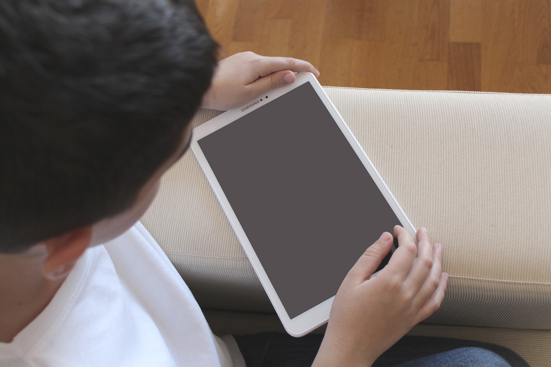 ilustrasi anak bermain gadget (pixabay/ GemmaMM)