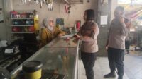 Kapolsek Tembalang Kompol Kristiyastuti Handayani saat berdialog dengan pengelola bengkel di Bulusan (foto: Polsek Tembalang)