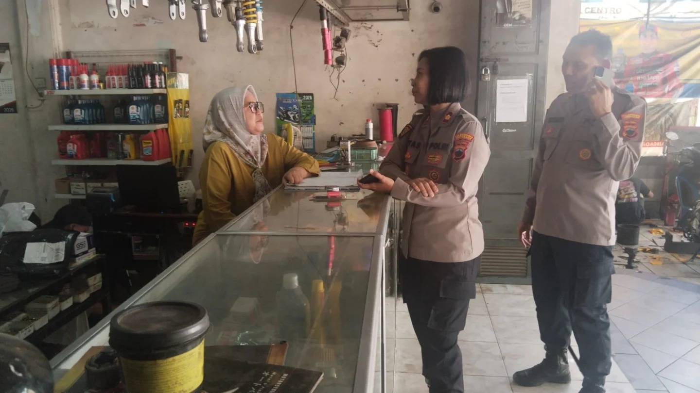 Kapolsek Tembalang Kompol Kristiyastuti Handayani saat berdialog dengan pengelola bengkel di Bulusan (foto: Polsek Tembalang) Kapolsek Tembalang Kompol Kristiyastuti Handayani saat berdialog dengan pengelola bengkel di Bulusan (foto: Polsek Tembalang)