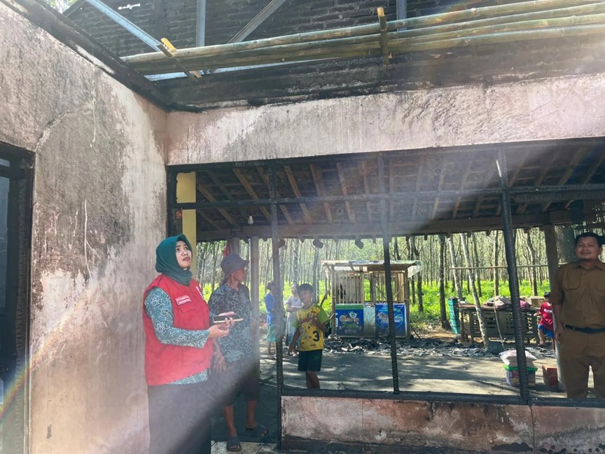 Rumah milik Paidi di Dusun Kalangan, Sukoharjo, hangus terbakar akibat korsleting listrik (foto: PMI Semarang)