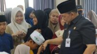 Bupati Semarang Ngesti Nugraha menyerahkan santunan simbolis untuk ratusan anak yatim-piatu luar panti (foto: Pemkab Semarang)