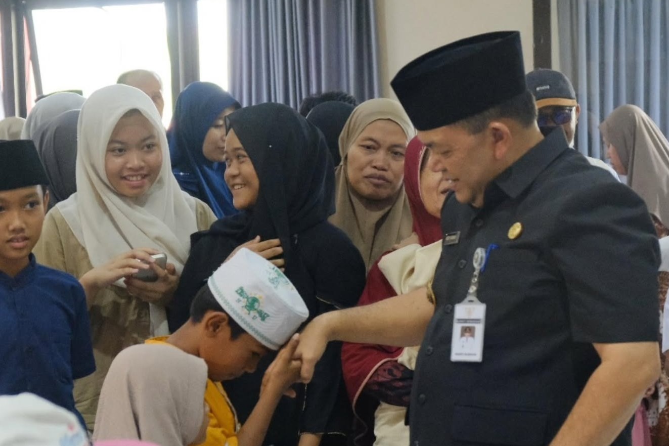 Bupati Semarang Ngesti Nugraha menyerahkan santunan simbolis untuk ratusan anak yatim-piatu luar panti (foto: Pemkab Semarang)