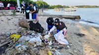 Gerakan Mageri Segoro mengumpulkan sampah di Pantai Teluk Awur, Jepara, Sabtu 6 Juni 2026 (foto: Pemkab Jepara)
