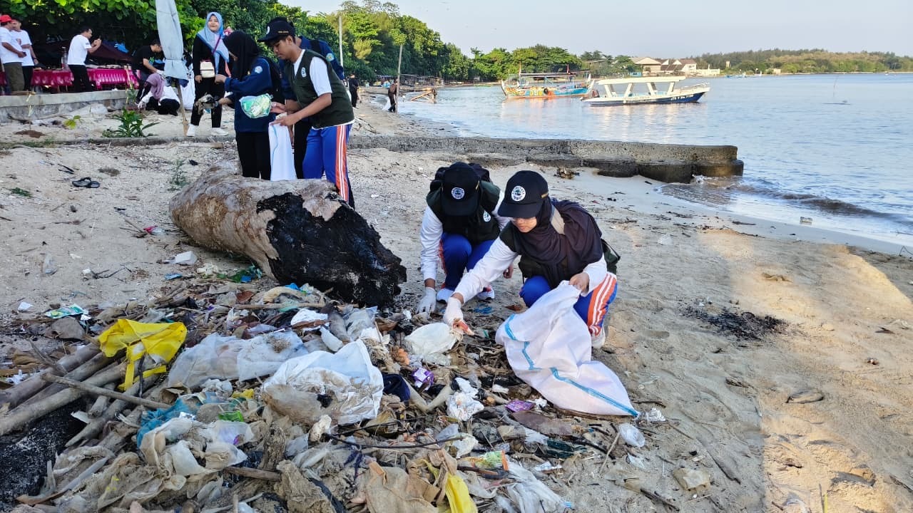 Gerakan Mageri Segoro mengumpulkan sampah di Pantai Teluk Awur, Jepara, Sabtu 6 Juni 2026 (foto: Pemkab Jepara)