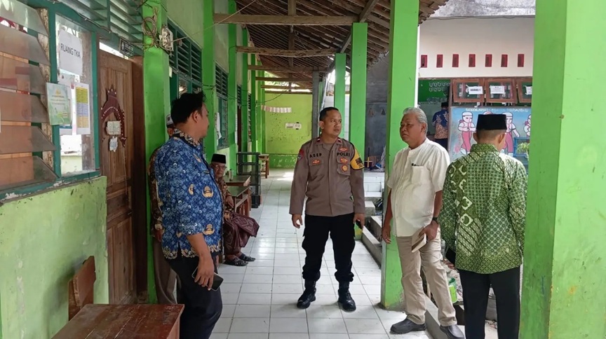 Atap ruang kelas V MI An-Nur Semarang roboh 16 Juni 2026 (foto: Polsek Pedurungan)