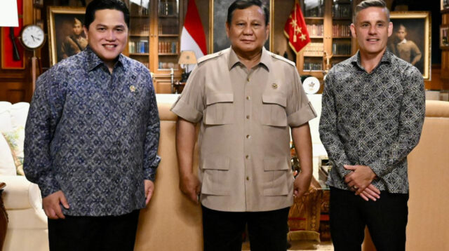 Presiden Prabowo Subianto menerima Menpora Erick Thohir dan pelatih Timnas John Herdman di Hambalang (foto: Sekretariat Presiden)