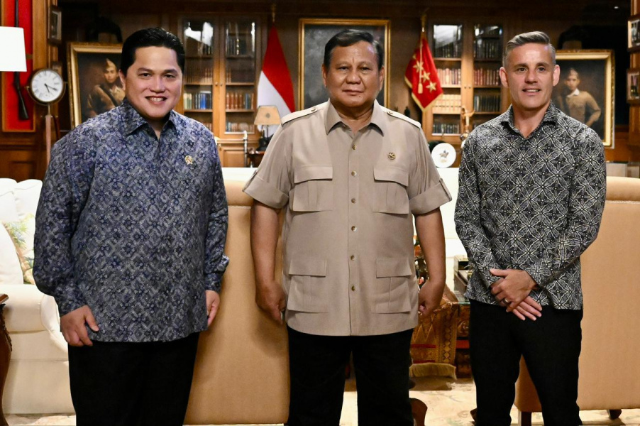 Presiden Prabowo Subianto menerima Menpora Erick Thohir dan pelatih Timnas John Herdman di Hambalang (foto: Sekretariat Presiden)